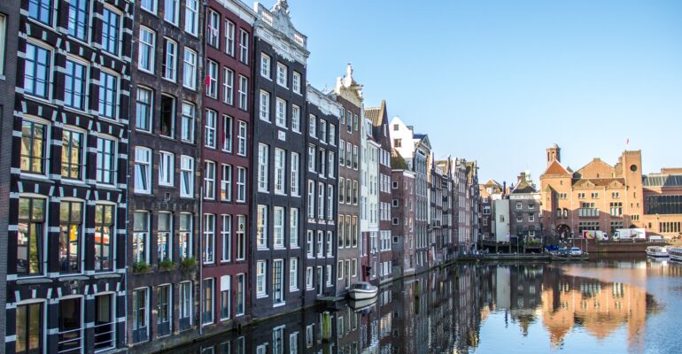 Iconic Damrak Canal in centraal Amsterdam.